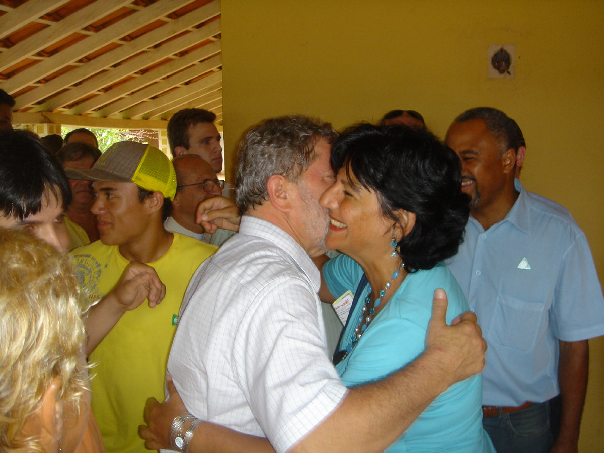 Deputada Beth cumprimenta o Presidente Lula na chegada a Castilho<a style='float:right;color:#ccc' href='https://www3.al.sp.gov.br/repositorio/noticia/03-2008/BETH HABITACIONAL.jpg' target=_blank><i class='bi bi-zoom-in'></i> Clique para ver a imagem </a>